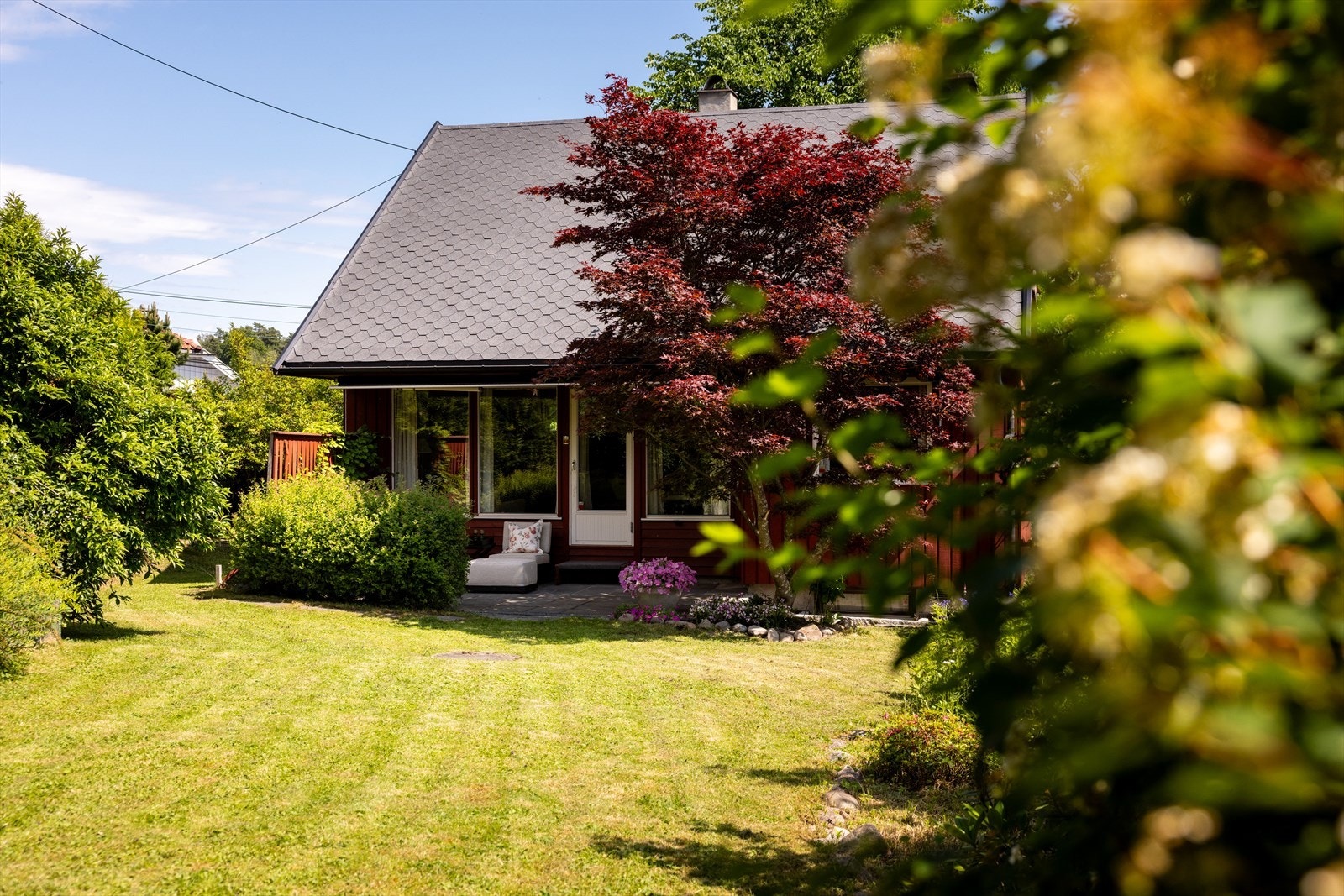 Pent beliggende enebolig med flott, skjermet og solrik hage i veletablert og familievennlig boligområde på Slemdal. Galleribilde