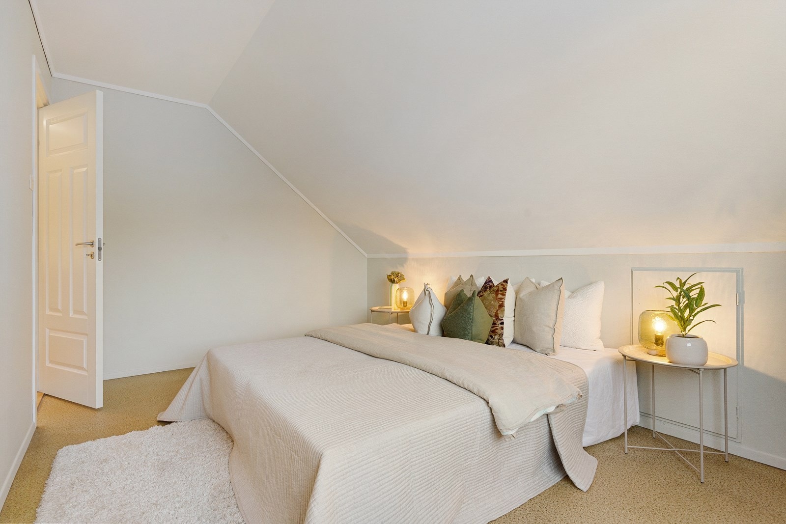 Rikelig med lagringsplass i kneloft. Galleribilde