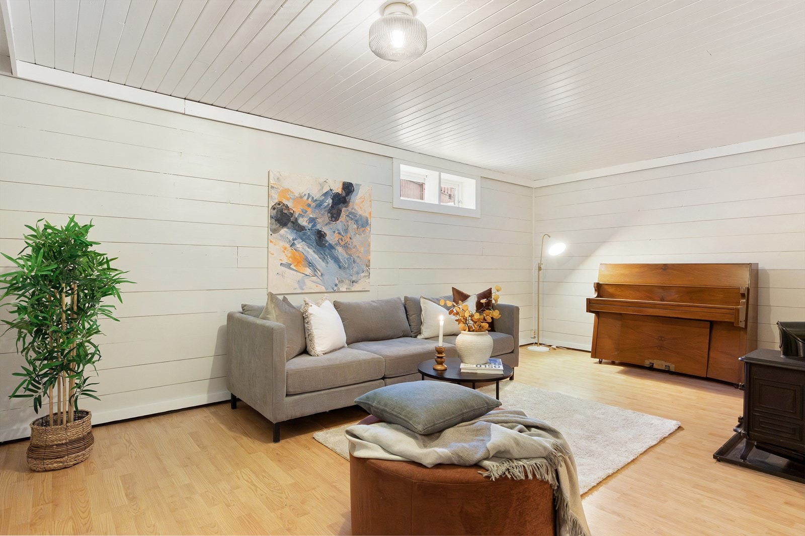 I kjelleren, fra trapperom, er det også to boder som gir rikelig med lagringsplass. Galleribilde