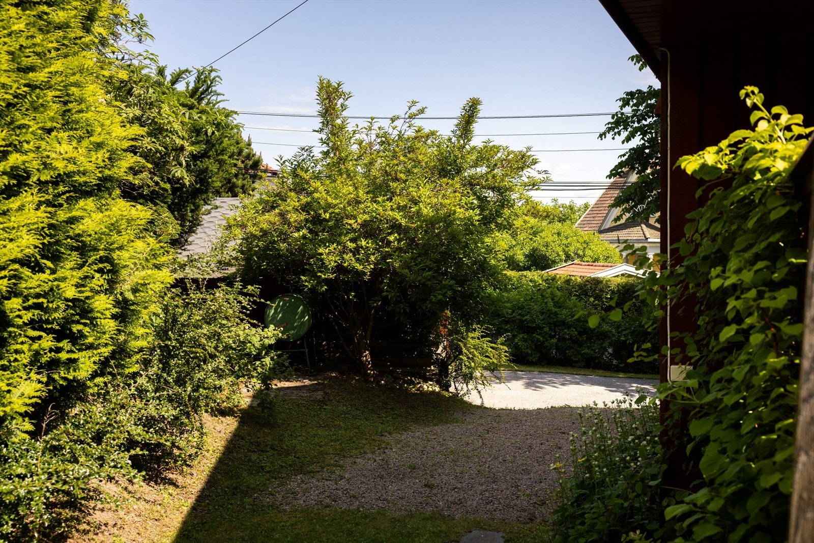 Elbil-lader montert ved hushjørnet. Galleribilde