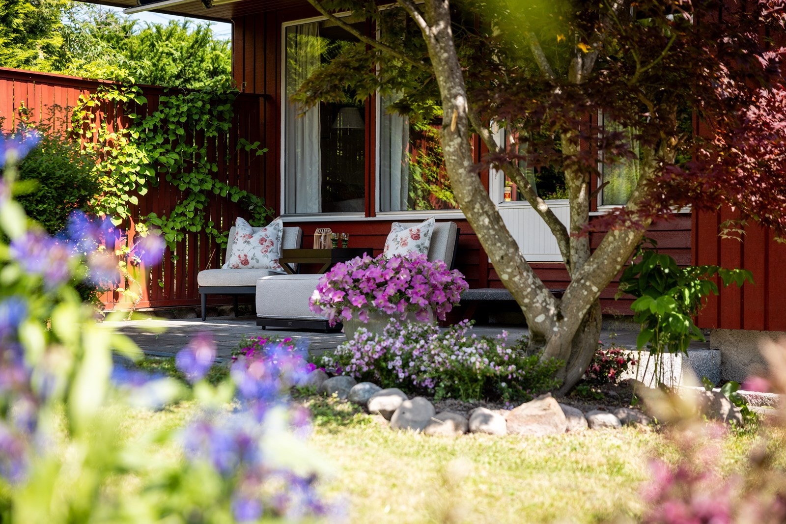 Hagen byr på gode solforhold om sommeren. Enkel tilgang til hagen rett ut fra stuen i 1.etasje. Galleribilde