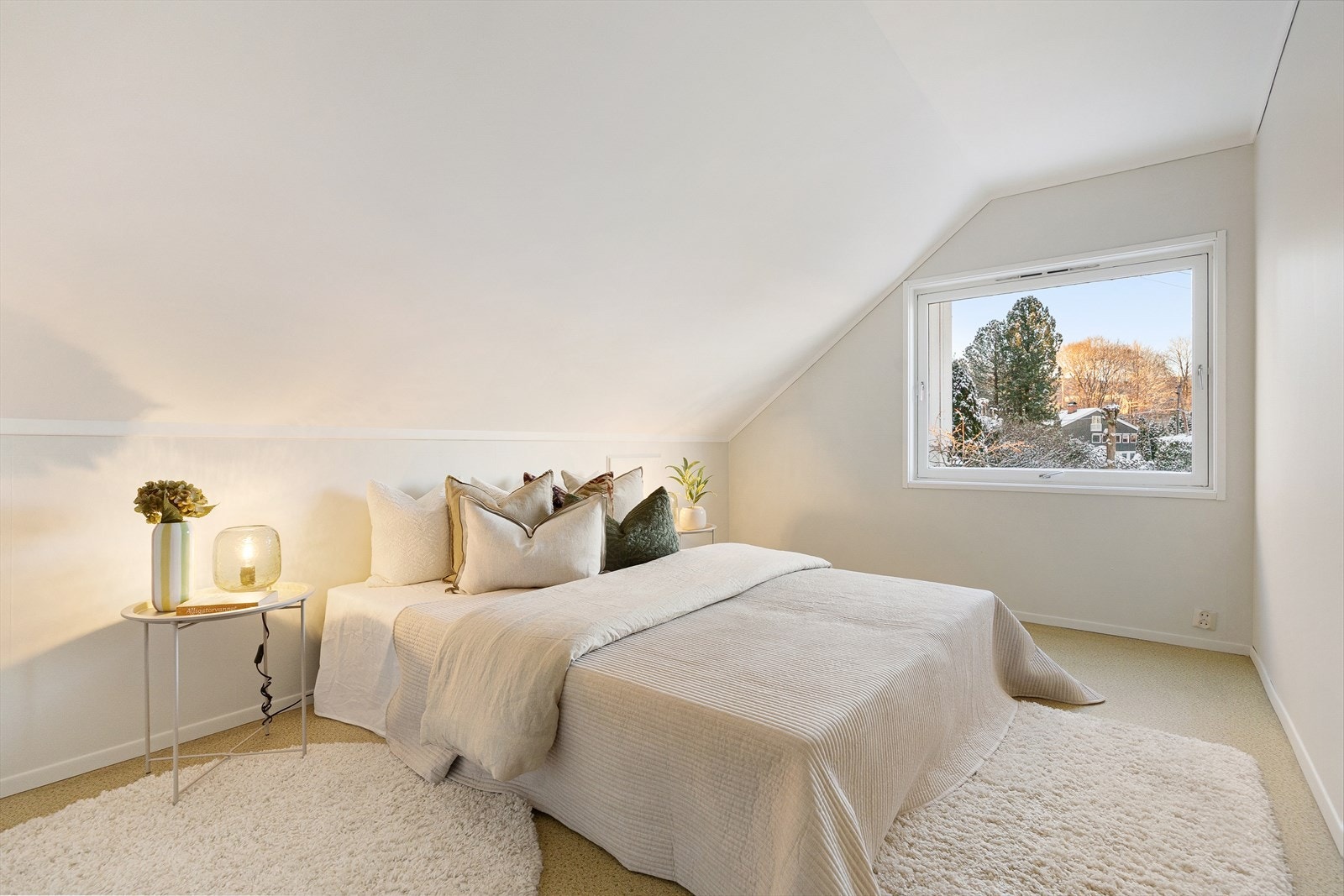 I boligens andre etasje finner du en behagelig soveavdeling med tre gode soverom, som gir rikelig med plass til både familie, gjester eller hjemmekontor ved behov. Galleribilde