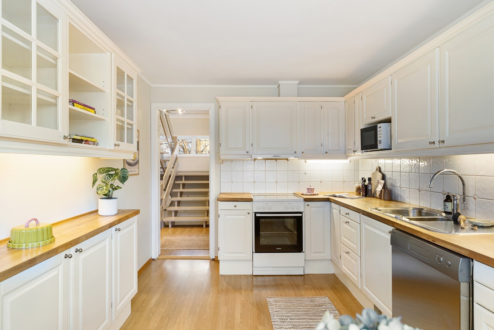 Stort kjøkken i eget rom ved siden av stuen. På kjøkkenet er det rikelig med skap og benkeplass, i tillegg til at det også er plass til spisemøbler. Galleribilde