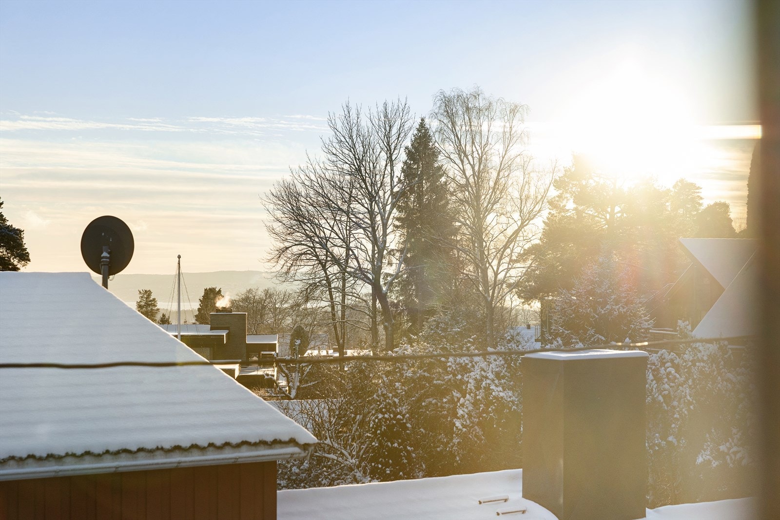 På sydsiden er det utsikt mot fjorden, og på nordsiden opp mot Vettakollen. Galleribilde