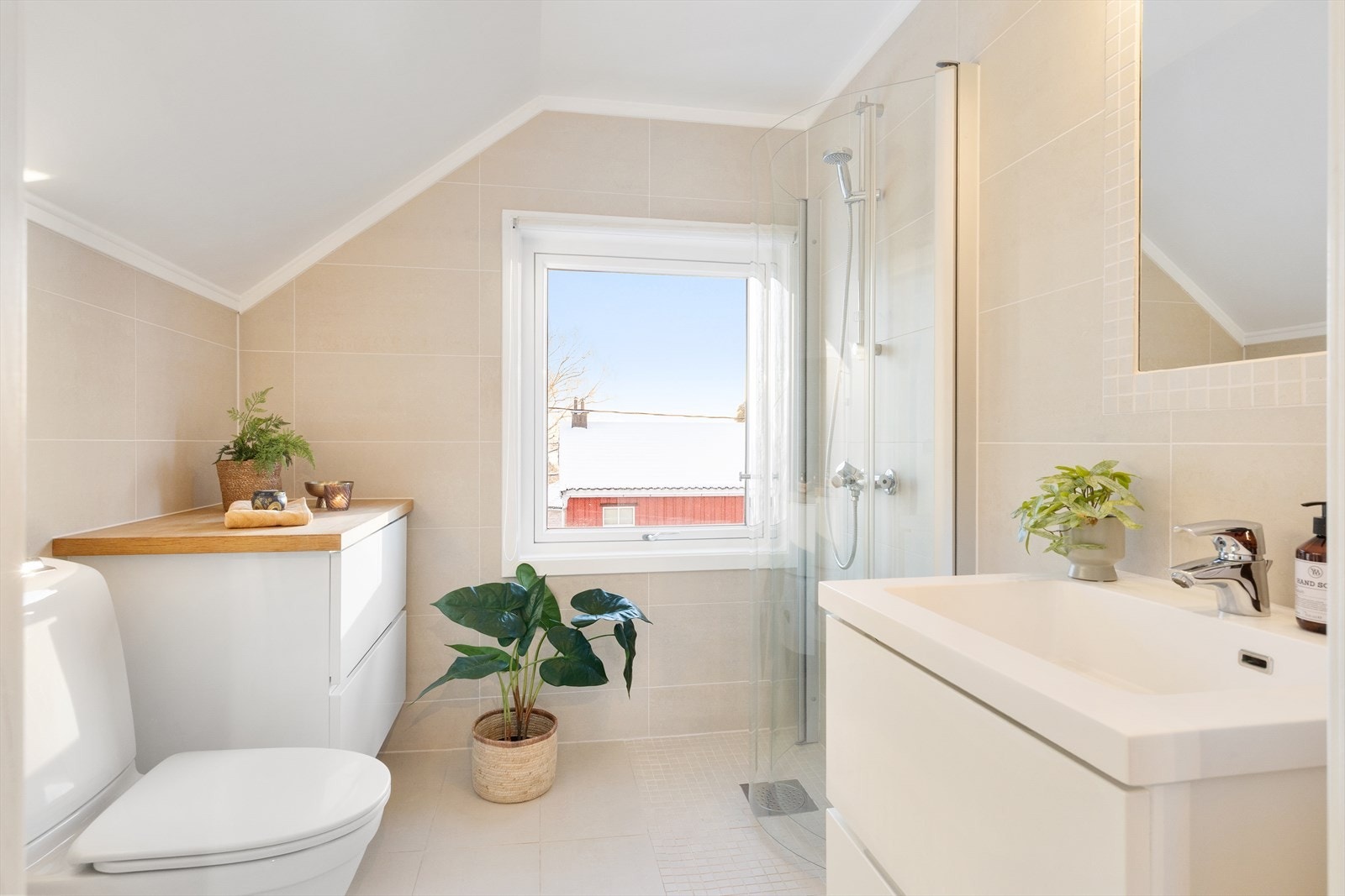 Pent og lyst bad i moderne stil fra ca. 2013, med dusj, WC og varmekabler i gulvet. Galleribilde