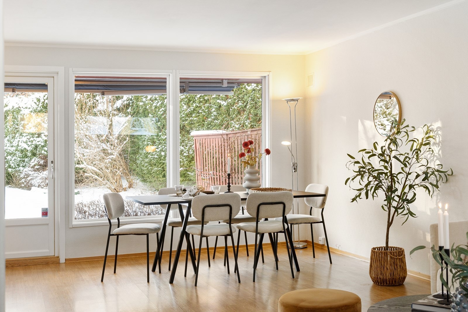 I tillegg til spiseplass på kjøkken, er det gode muligheter for egen sone for spisestue, med pent utsyn til egen hage. Galleribilde