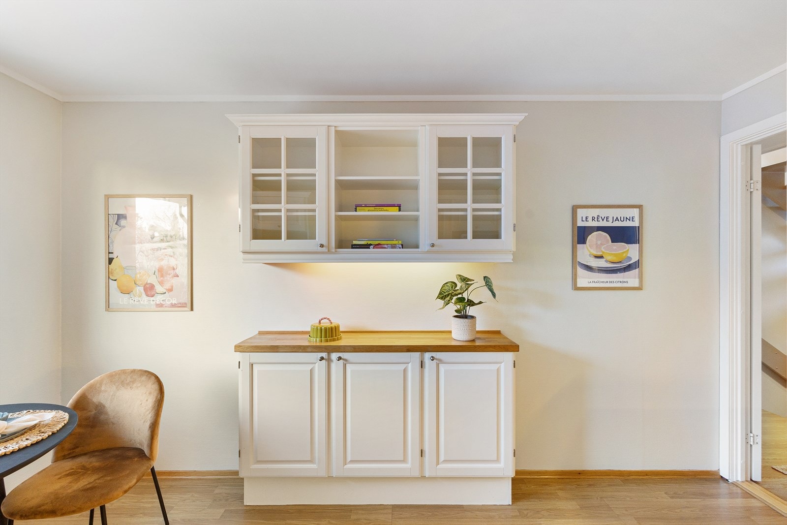 Veggen skiller stue og kjøkken. Denne kan rives for å skape en åpen løsning mellom stue og kjøkken. Galleribilde