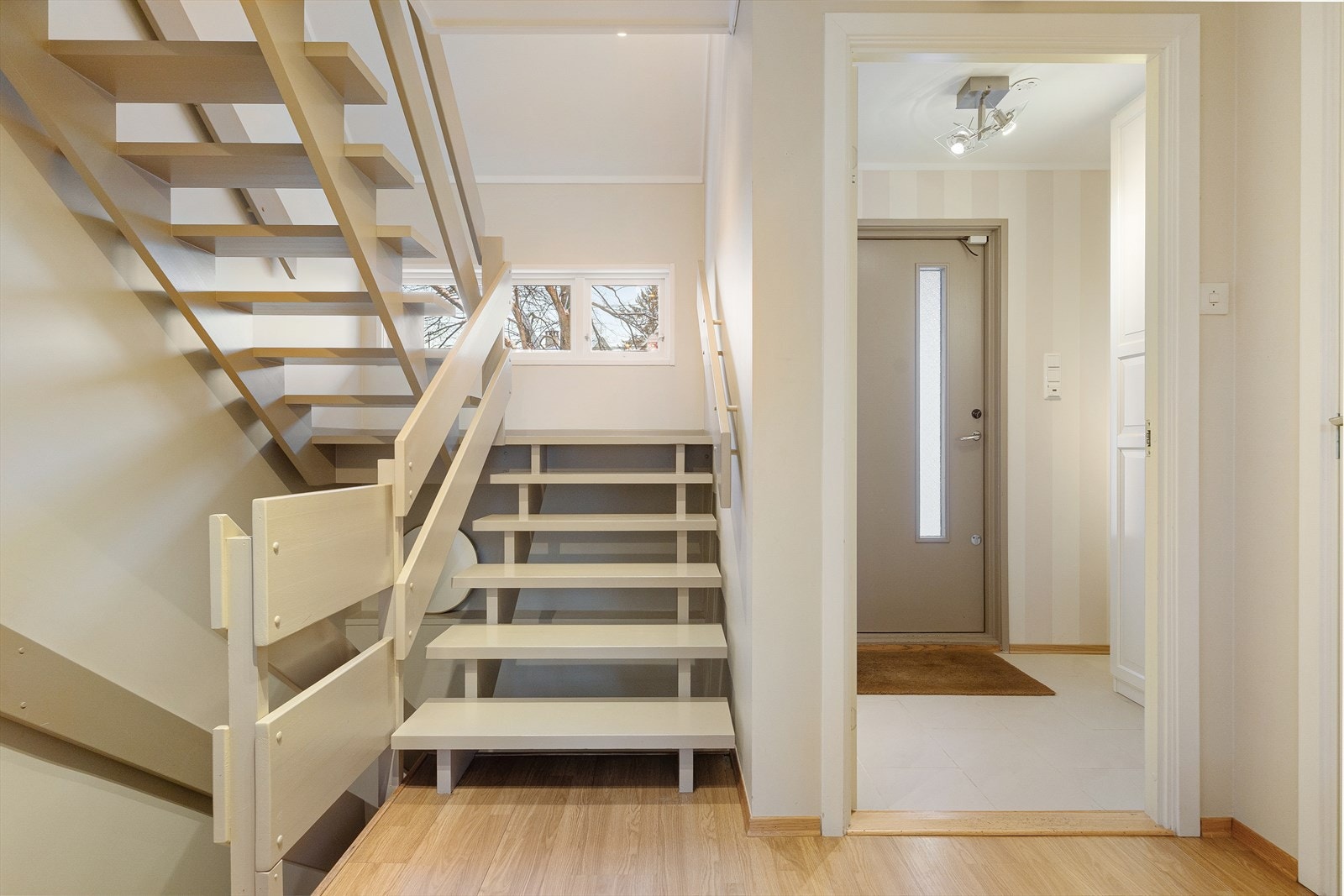 Lys og romslig hall og entré som tar deg godt imot. Galleribilde