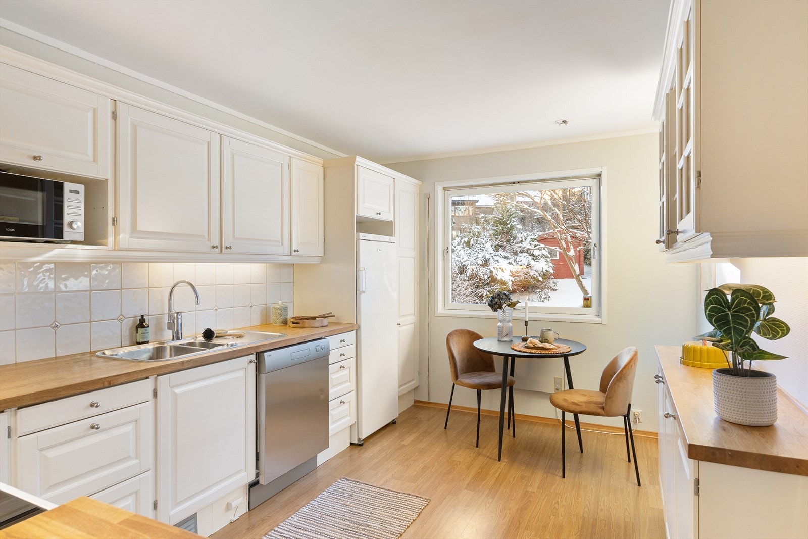 Hyggelig utsyn fra kjøkken til egen hage. Her kan foreldre tilberede middagen, mens barna leker ute i skjermet og grønn hagen. Galleribilde