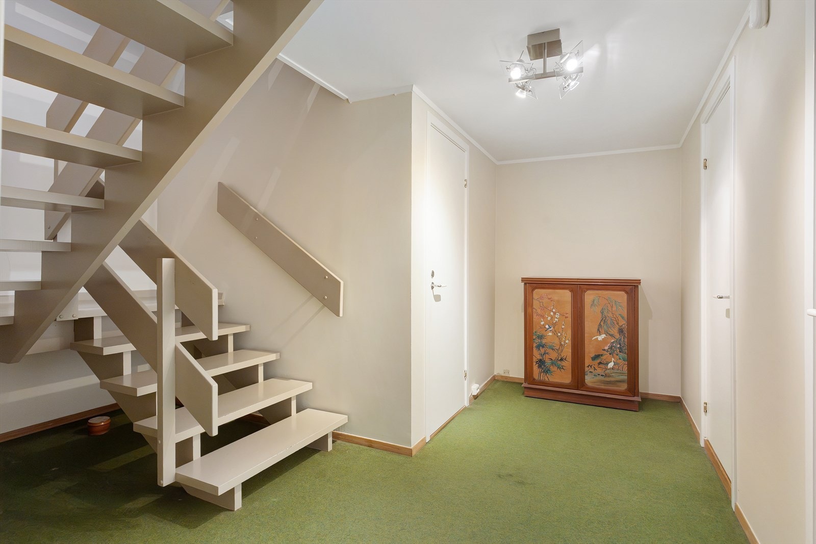 På opprinnelige tegninger er det tegnet inn adkomst direkte fra kjeller. Galleribilde