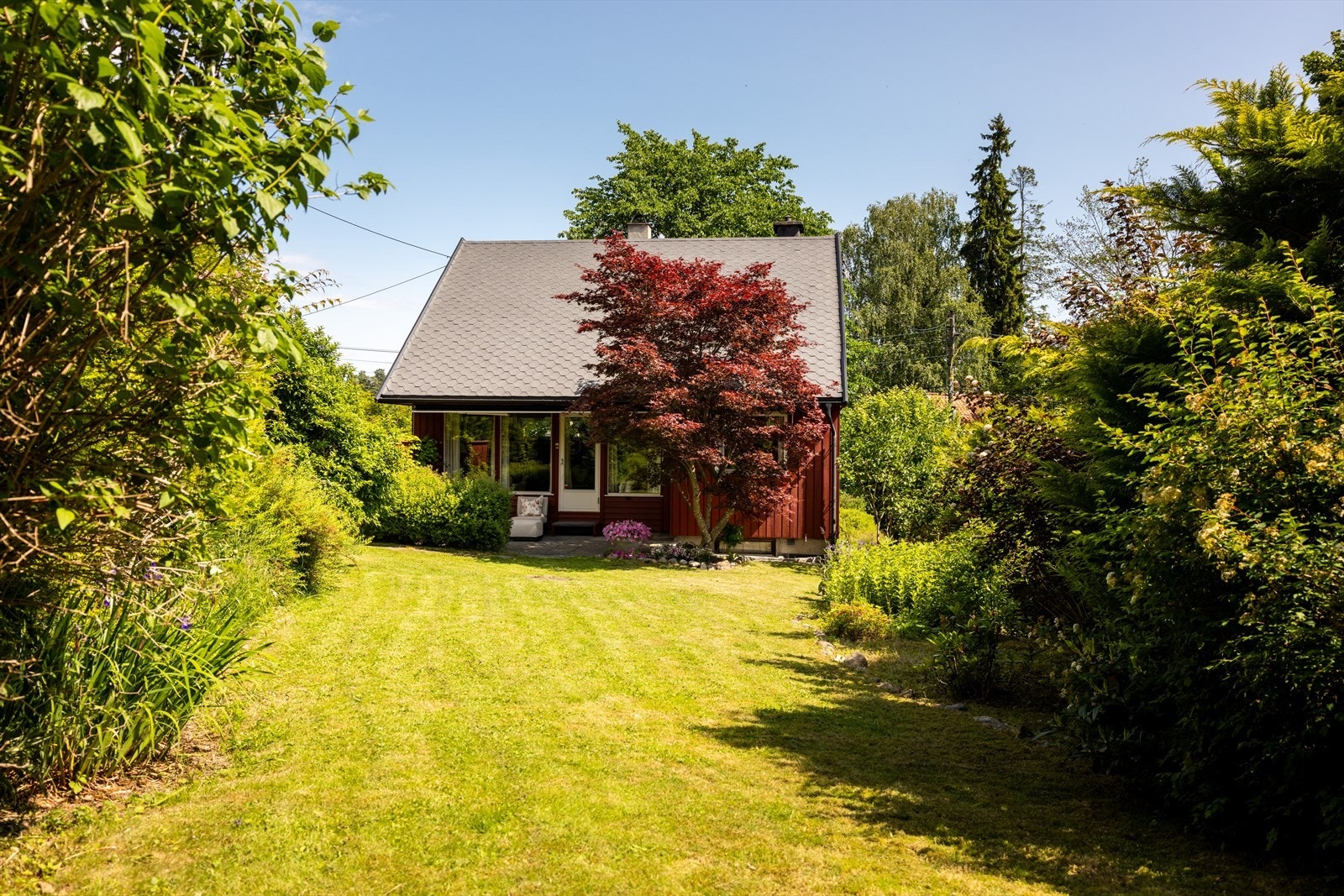 Tomten er på ca 741 kvm, og er godt utnyttet med dobbelgarasje, utebod og en stor, skjermet og grønn hage. Galleribilde