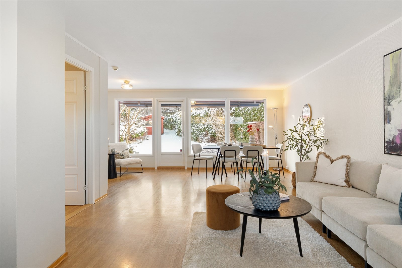 En lys, romslig og gjennomgående stue med utgang til hagen. Galleribilde