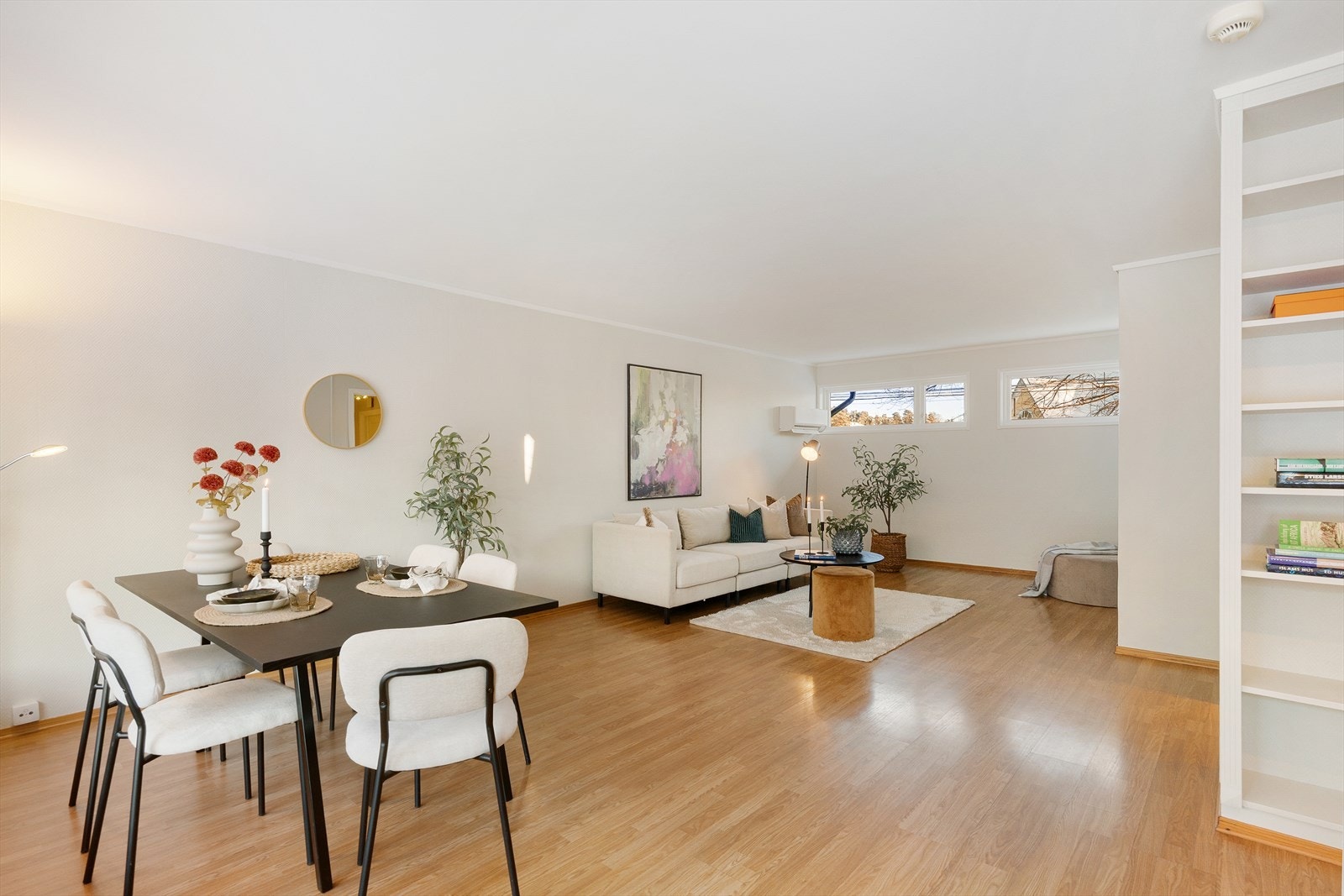 Stuen varmes godt opp av varmepumpe fra 2023. Galleribilde