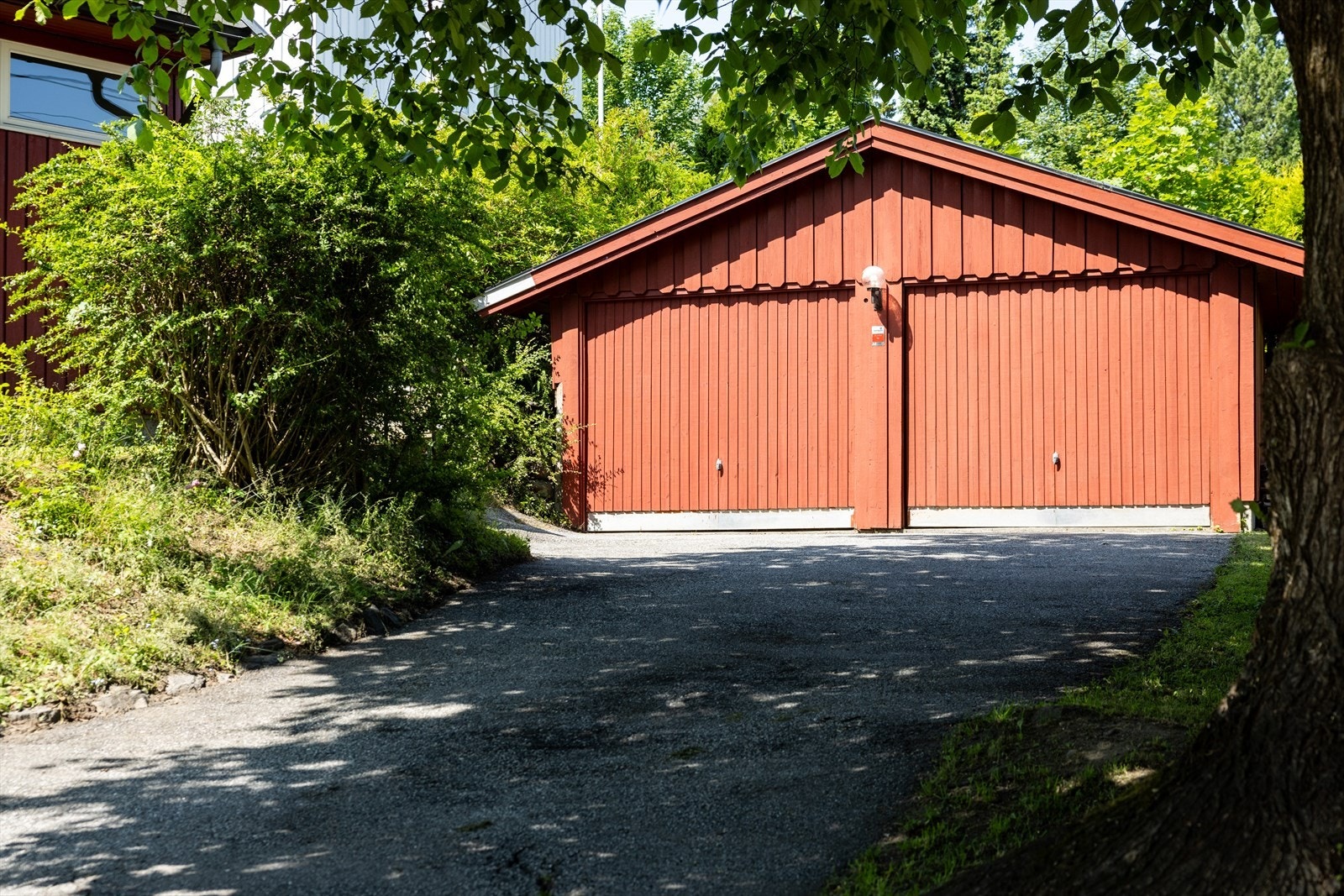 Dobbelgarasje og god plass til biloppstilling i egen gårdsplass. Galleribilde