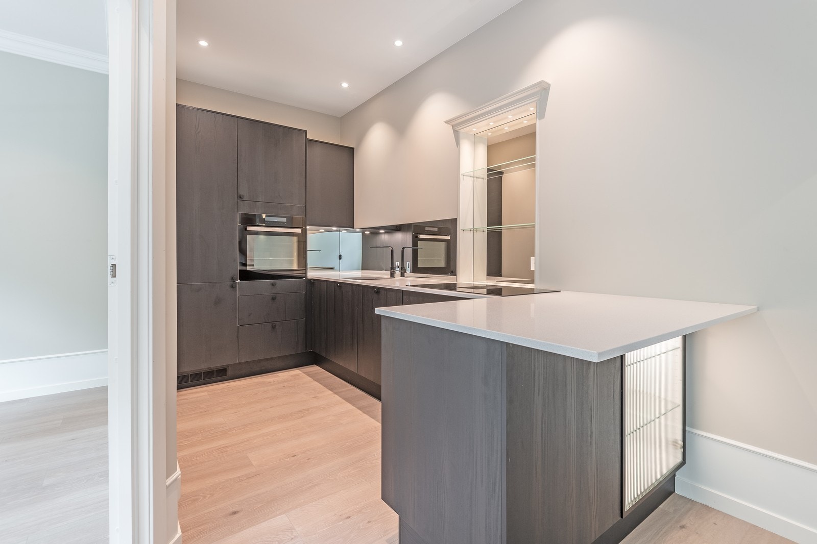 Nyrenovert kjøkken fra 2021 - med egen halvøy Galleribilde