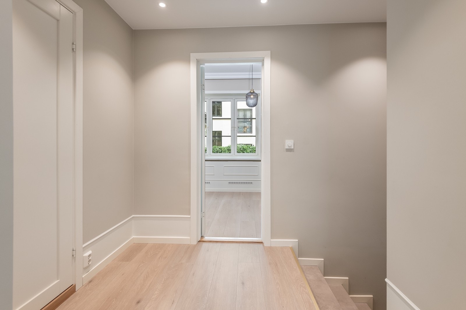 Entré til leilighet som ligger i en høy 1. etasje Galleribilde