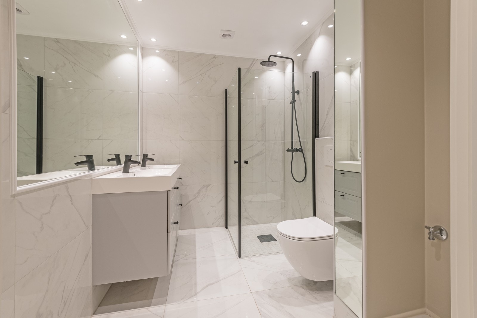 Nytt baderom med opplegg for vaskemaskin Galleribilde