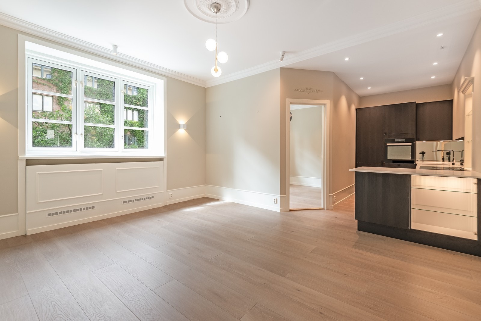 Åpen kjøkken/stue løsning med god belysning Galleribilde