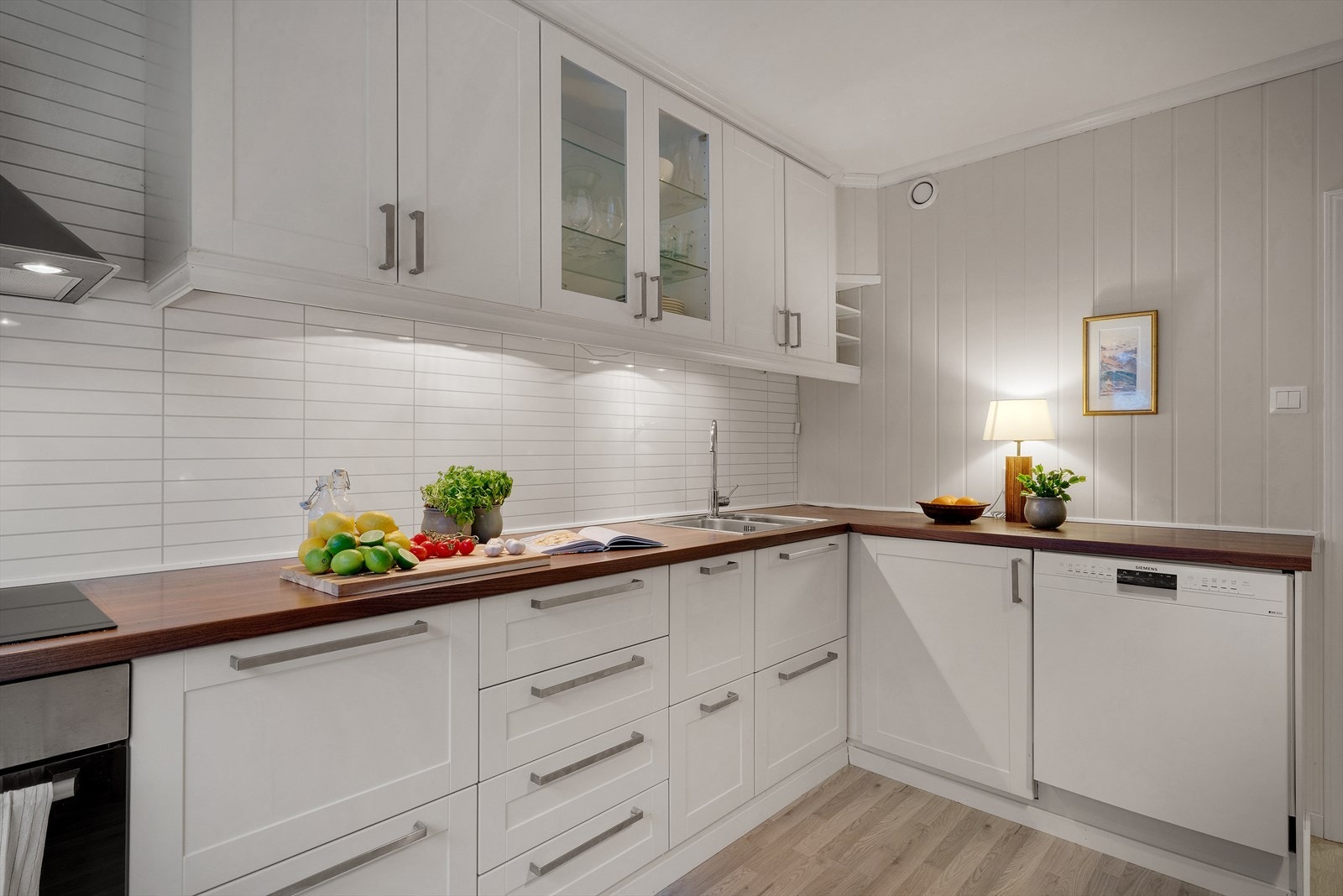 - Rikelig med skap- og benkeplass til glede for kokken - Galleribilde