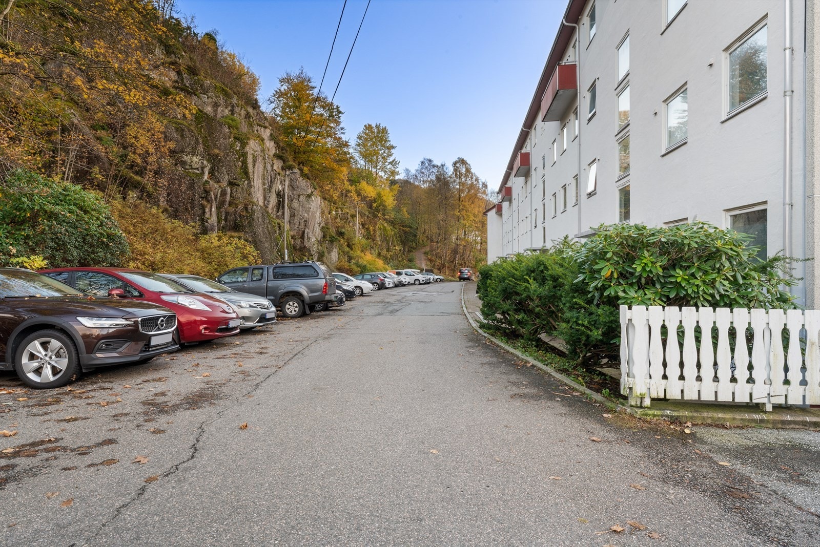 - Borettslaget har felles parkeringsplass med første mann til mølla-prinsippet, i tillegg til gjesteparkering - Galleribilde