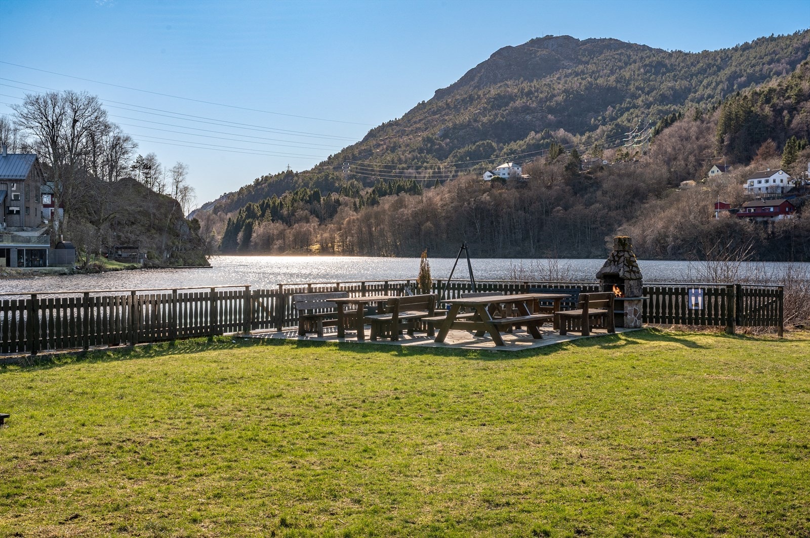 - Her finner du blant annet badekai, grillområde, kajakk og en liten båt som kan benyttes av beboerne - Galleribilde