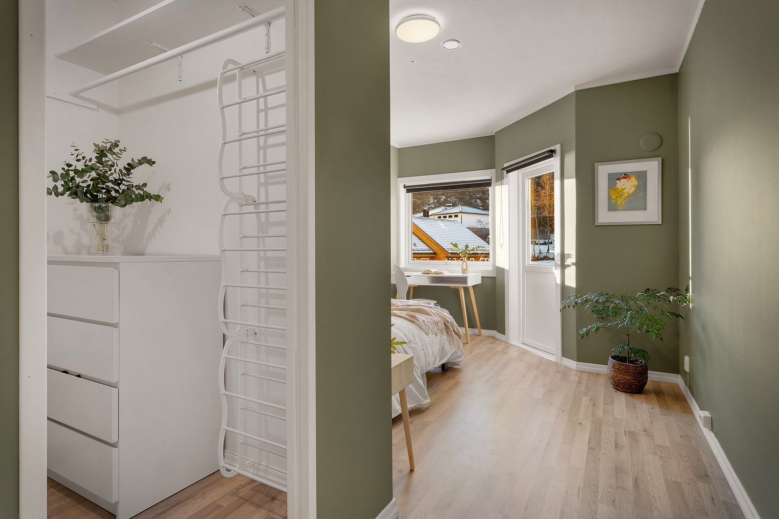 - Leilighetens hovedsoverom måler 11 m² og har tilkomst til eget walk-in closet - Galleribilde