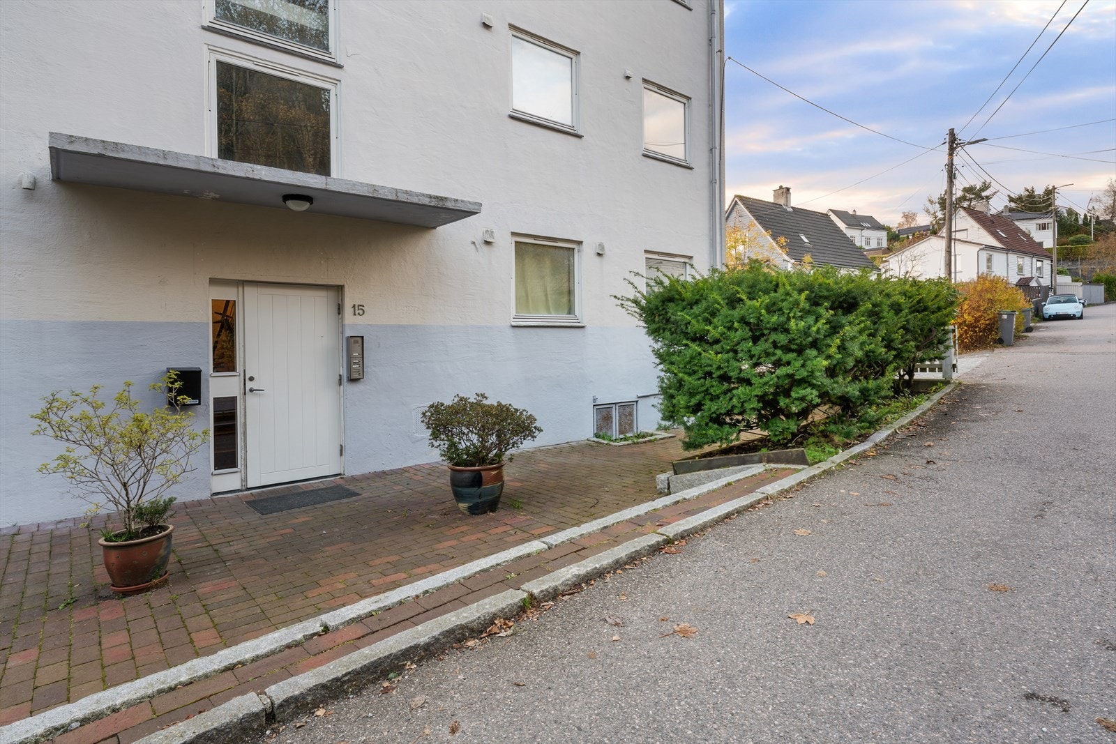 - Leiligheten befinner seg i et rolig område med kort vei til det man skulle trenge av butikker i hverdagen - Galleribilde