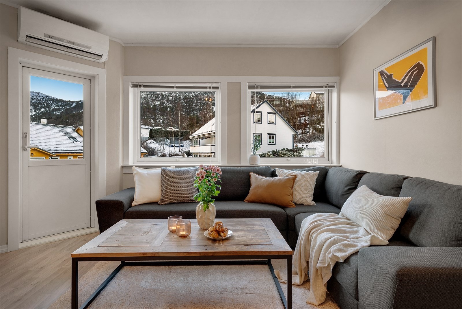 - Stuen måler 19,5 m² og kan enkelt møbleres inn i ulike soner med både sofa og spisegruppe - Galleribilde