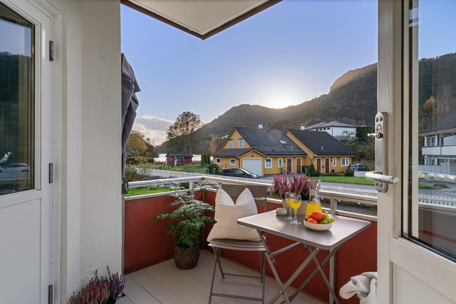 - En innbydende 3-roms leilighet med solrik balkong med utsikt mot Gravdalsvatnet - Galleribilde