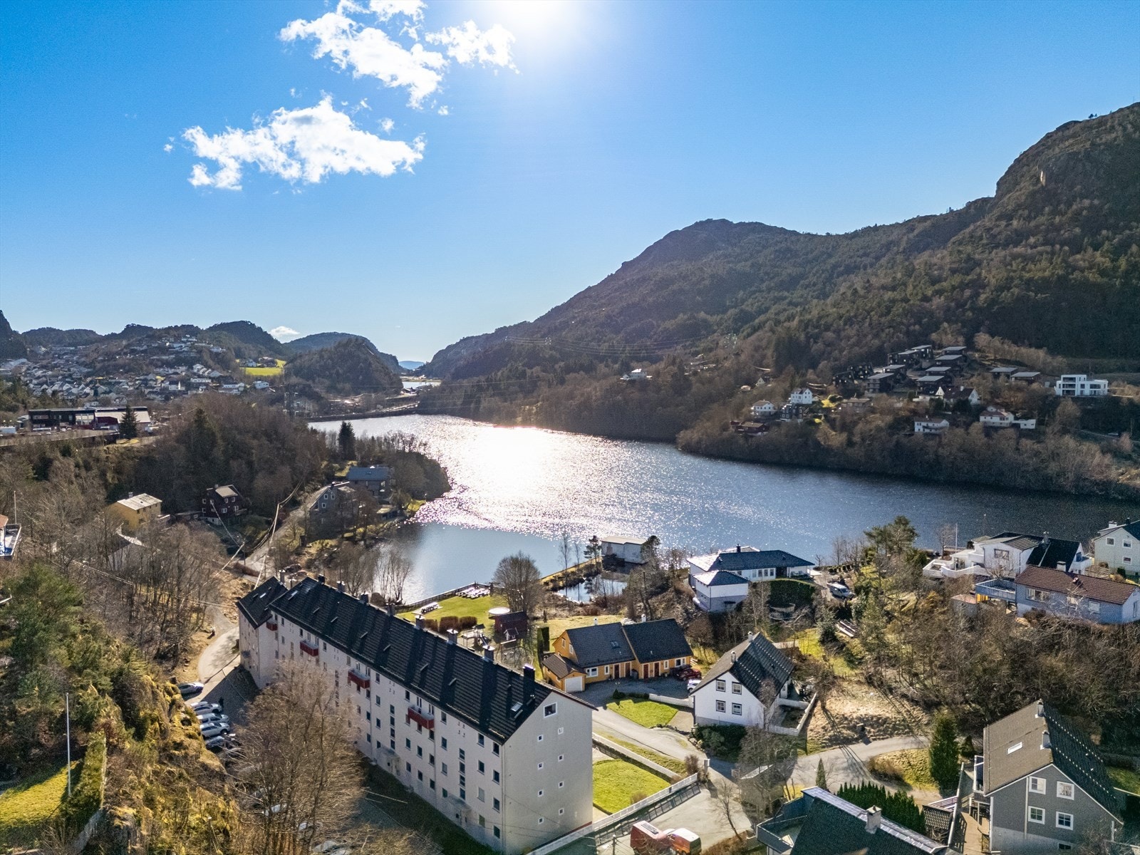 - Bo skjermet med skog og fjell som nærmeste nabo, men samtidig svært sentralt med alt av service- og fasilitetstilbud innenfor kort avstand - Galleribilde