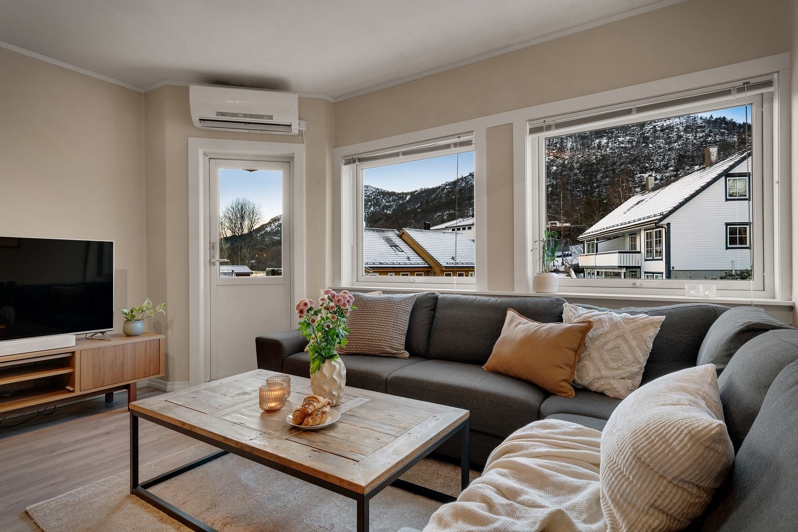 - Merk varmepumpe på vegg som bidrar til en behagelig innetemperatur året rundt - Galleribilde