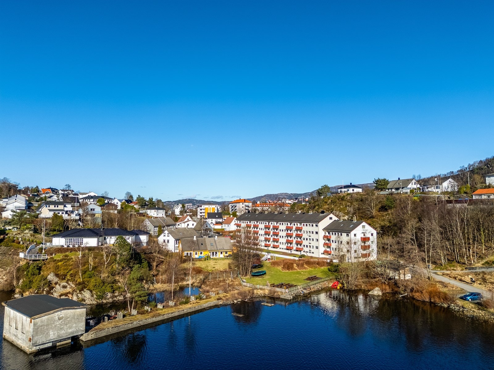 - Kun 20 minutters gange unna finner du Laksevåg senter med et godt servicetilbud - Galleribilde