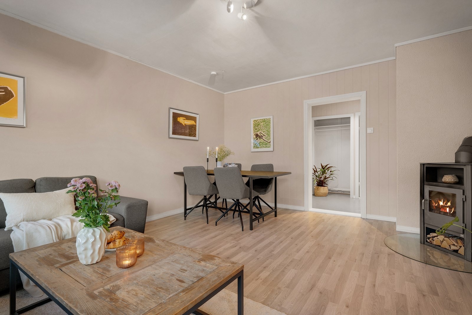 - Gjennomgående lik laminat på gulv i alle oppholdsrom sørger for en rød tråd gjennom hele boligen og et nydelig helhetsinntrykk - Galleribilde