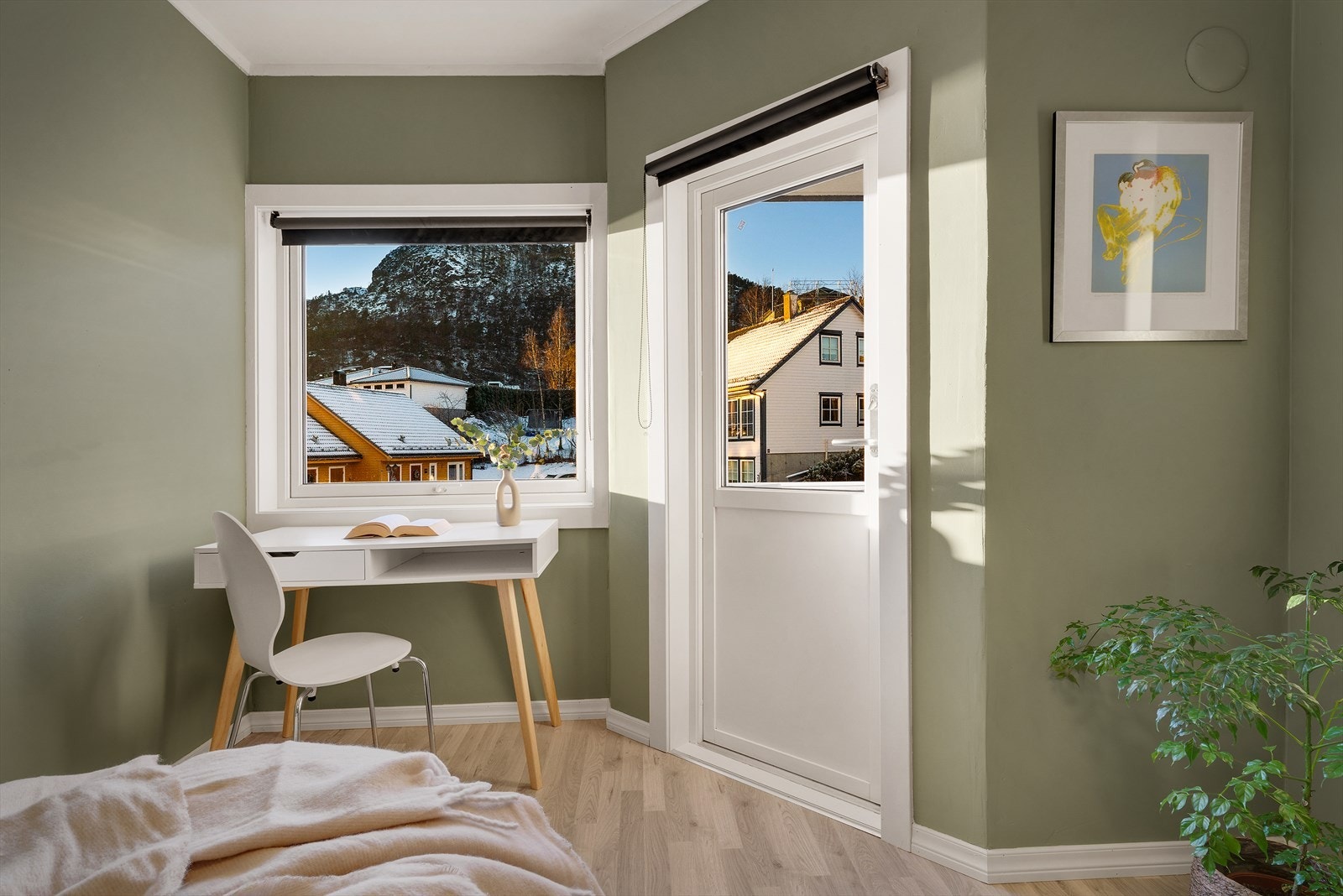 - Du har tilkomst til balkongen fra både soverommet og stuen - Galleribilde