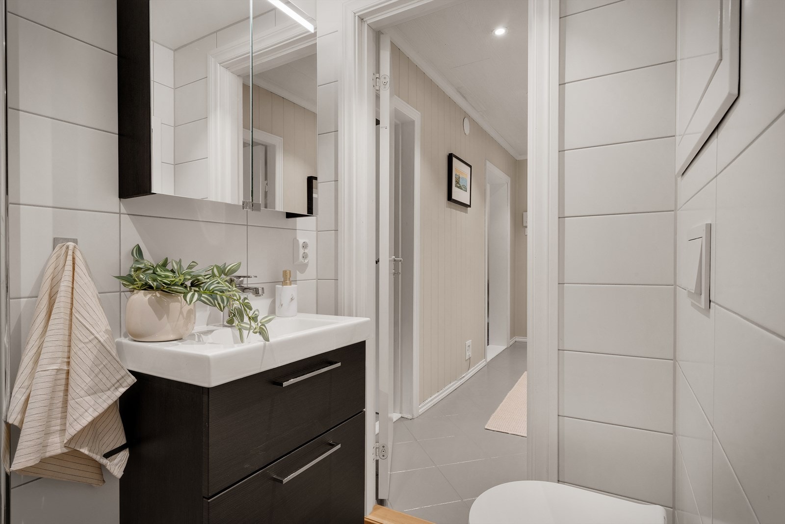 - Perfekt med oppbevaringsmuligheter både i speilskap og i skuffer under servant - Galleribilde