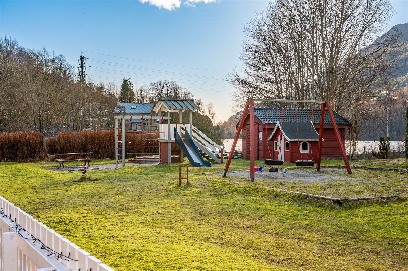 - Felles lekeplass til glede for de små. Borettslaget har også trampoline og partytelt, og arrangerer julegrantenning, grillfester o.l. - Galleribilde