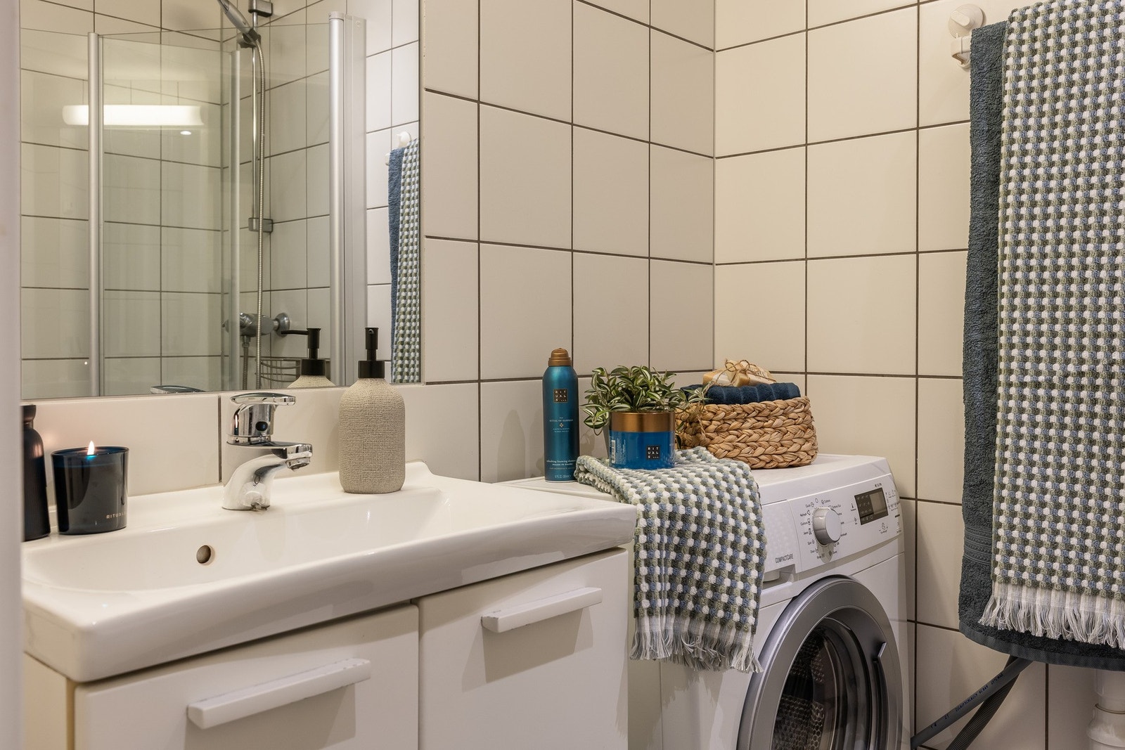 Badet er fra byggeår og har fliser på både gulv og vegger. Vaskemaskin av typen Electrolux medfølger Galleribilde