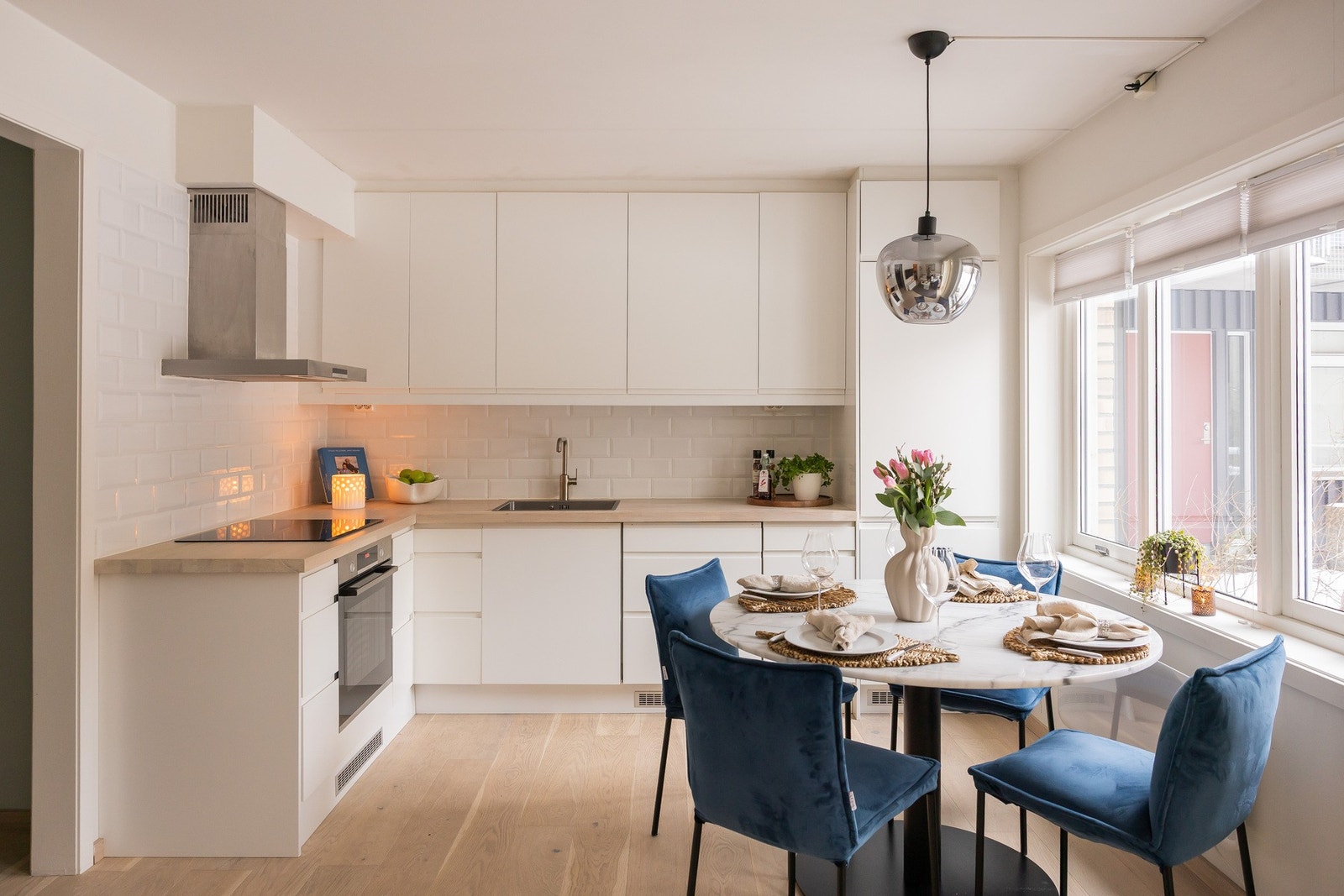 Stuen ligger i åpen løsning med kjøkken og har god plass til både sofasone og spisebord Galleribilde