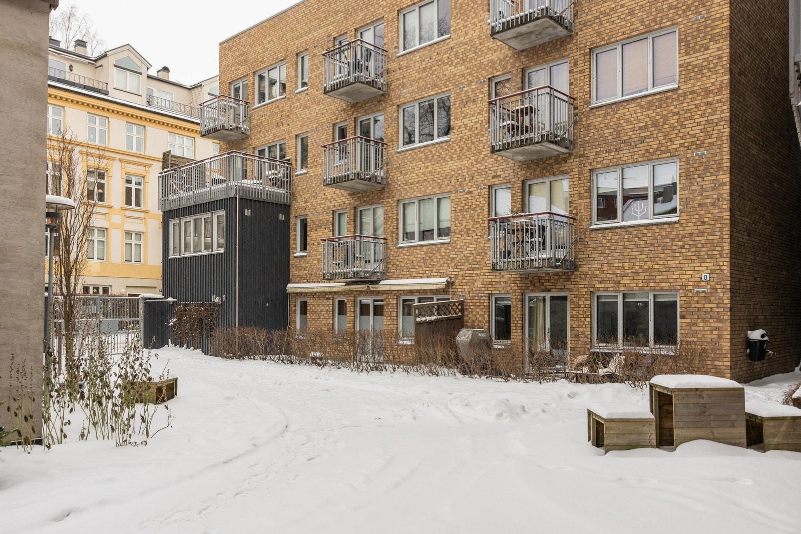 Terrassen fungerer som en forlengelse av oppholdsrommet og byr på ettermiddagssol som varer videre mot kvelden Galleribilde