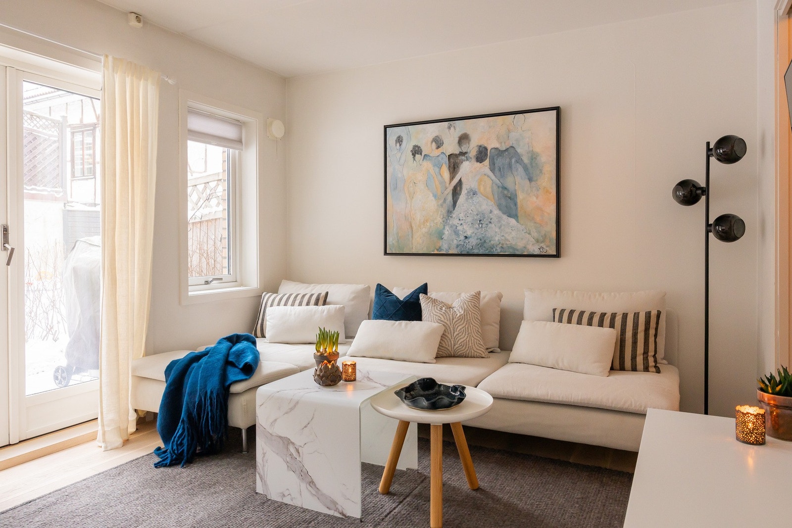 Fra stuen er det direkte utgang til en vestvendt markterrasse i trekonstruksjon på ca. 8 kvm Galleribilde