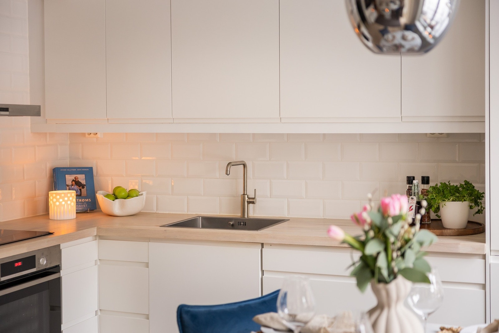 Det er integrerte hvitevarer bestående av platetopp, stekeovn, oppvaskmaskin og ventilator fra Bosch, samt kjøl og frys Galleribilde