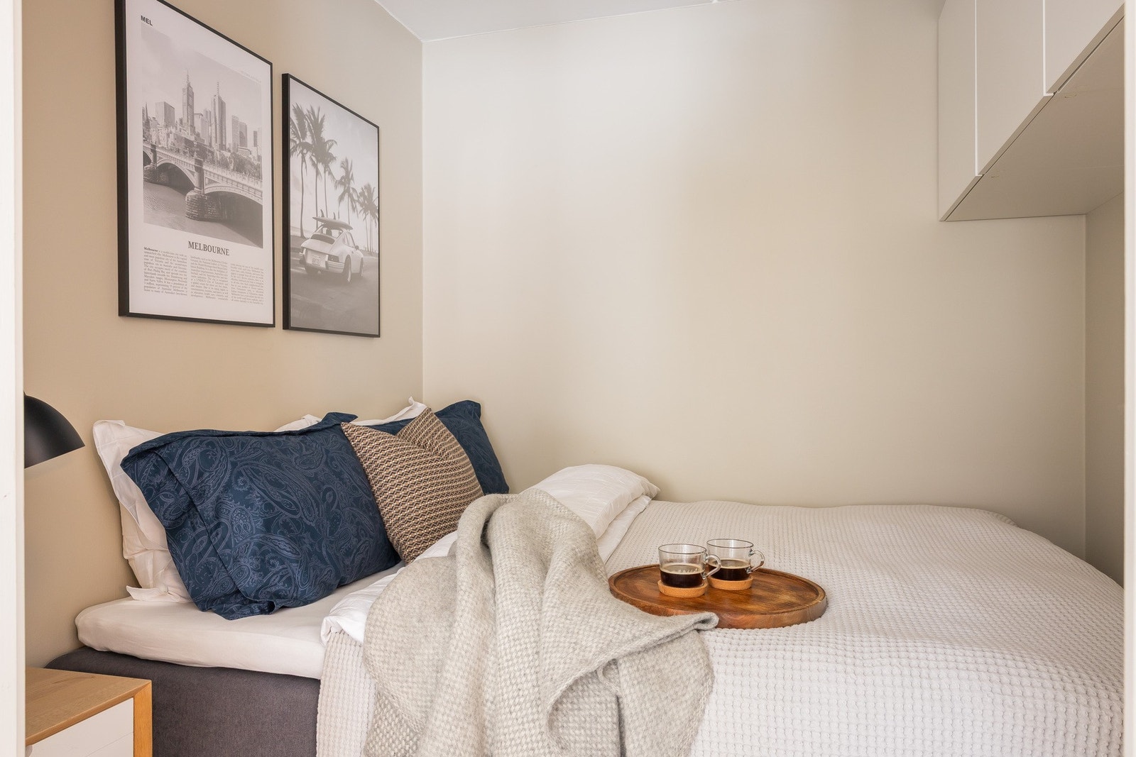 Alkoven er tilknyttet stuen og gir en fleksibel løsning for soveplass. Smarte, plassbygde overskap gir god lagringsplass Galleribilde