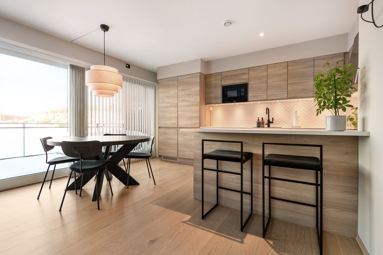 Påkostet kjøkken med kjøkkenøy, integrerte hvitevarer og rikelig med benkeplass. Galleribilde