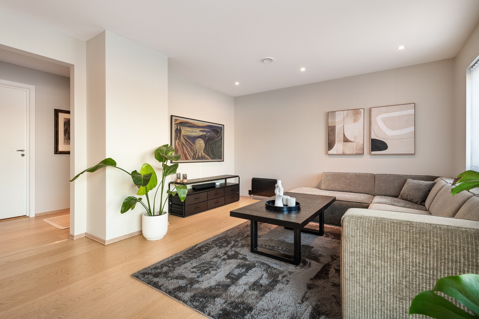 Leiligheten er malt i lyse og moderne farger. Galleribilde