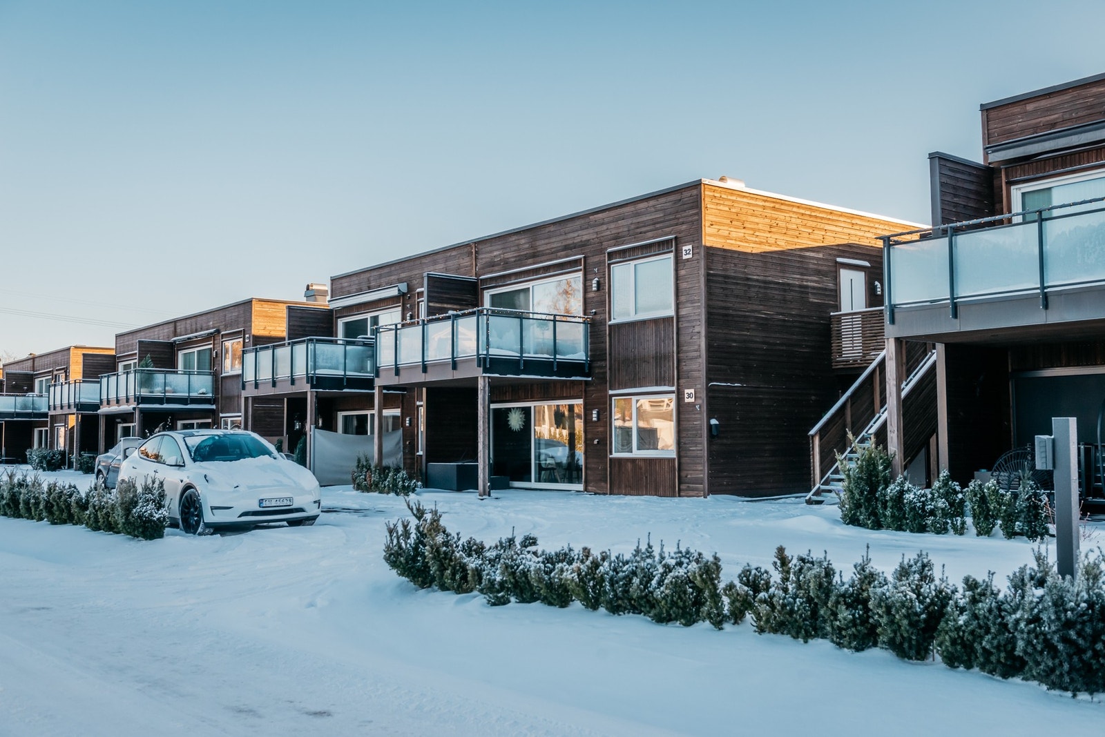 Brunlaløkka 32 ligger fint til godt inne på feltet. Parkeringsplass med EL-billader. Galleribilde