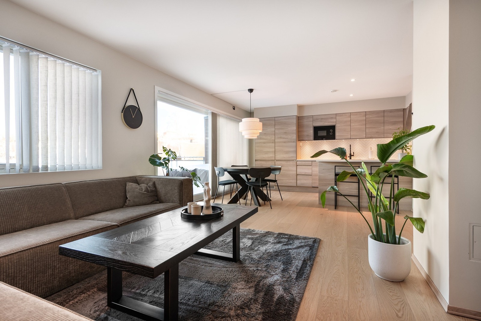 Stue og kjøkken i åpen løsning. Store vindusflater slipper godt med naturlig lys inn. Galleribilde