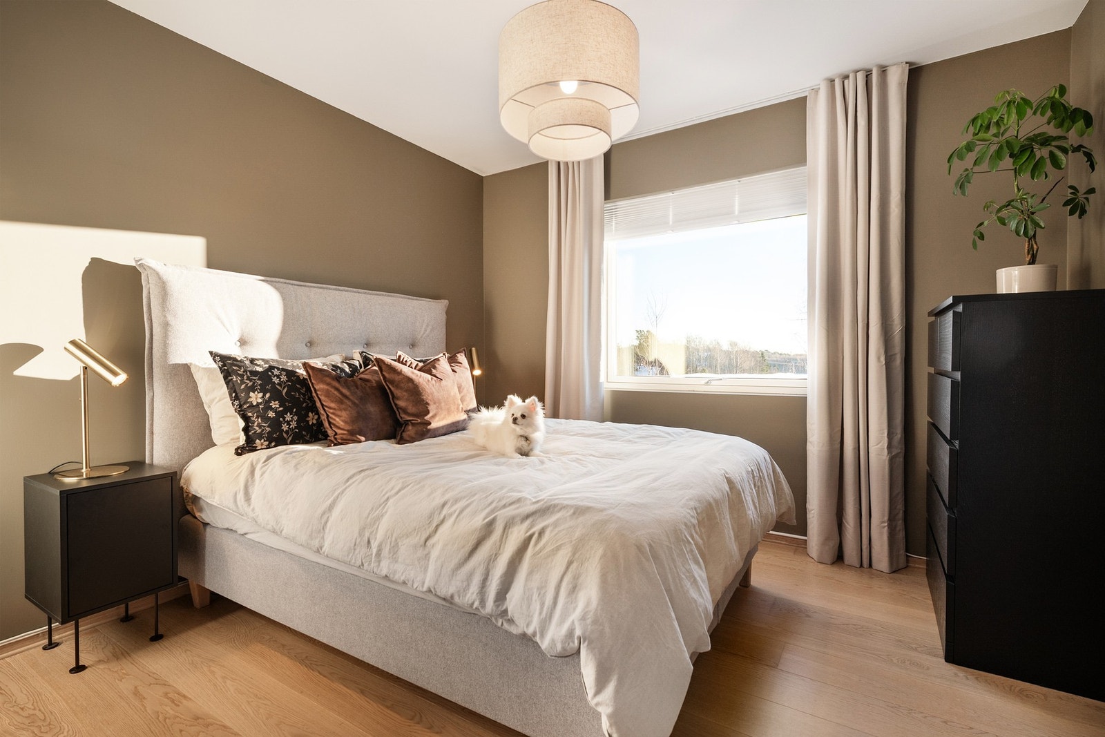 Leiligheten har 2 gode soverom. Begge rommene har god plass til både seng og oppbevaring. Galleribilde