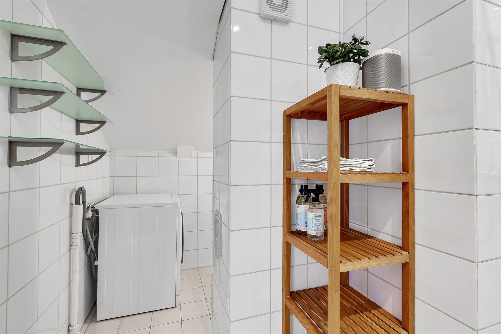 Ekstra hyller til oppbevaring av håndklær og opplegg til vaskemaskin. Galleribilde