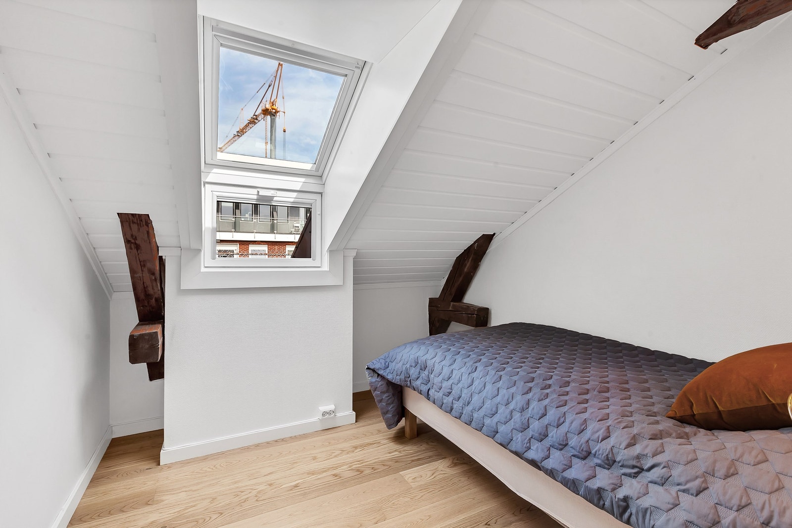 Plass til dobbeltseng og kommode - stort takvindu som gir bra med naturlig lys. Galleribilde