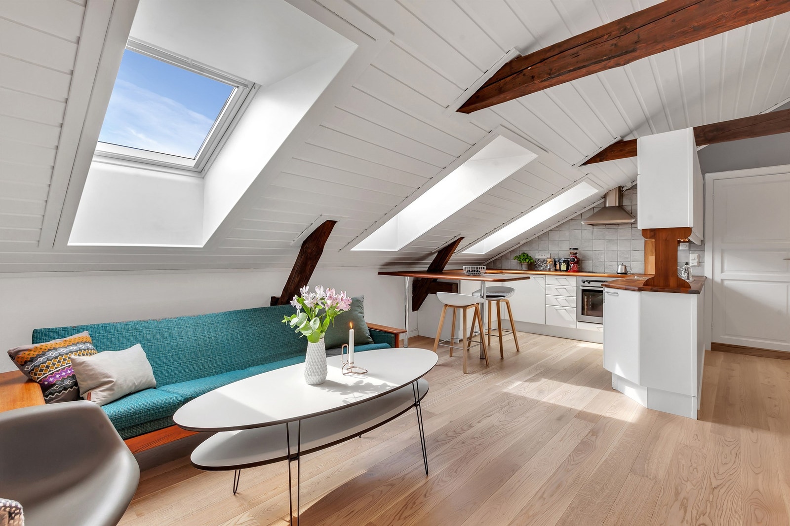 Fint kjøkken med profilerte fronter i åpen løsning mot stuen. Galleribilde